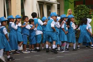 maglang, Indonesia - 07 31 ,2023-entrada colegio con un azul uniforme, el Introducción de un nuevo colegio entrada. foto