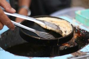 hacer leker pasteles, un tipo de crepes, indonesio tradicional bocadillo foto