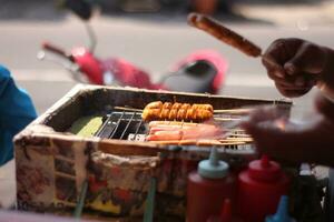 A la parrilla salchicha Indonesia delicioso a calle comida foto