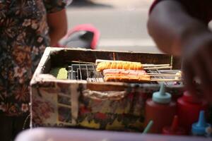 A la parrilla salchicha Indonesia delicioso a calle comida foto