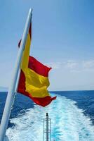 Español bandera en el arco de un barco foto