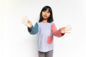 un linda niña elevado su mano a espectáculo abrió manos foto