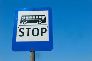autobús detener firmar en el brillante cielo foto