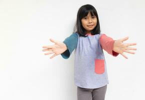 un linda niña elevado su mano a espectáculo Bienvenido gesto. foto