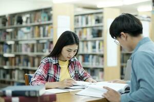 joven estudiantes instalaciones ayuda amigo atrapando arriba y aprendiendo. foto