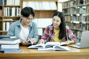 joven estudiantes instalaciones ayuda amigo atrapando arriba y aprendiendo. foto