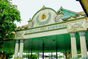 detalles de el yogyakarta palacio serpiente tallado en el edificio foto