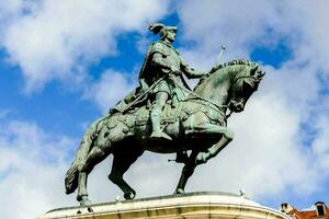 statue of person on a horse photo