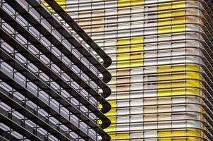 un edificio con amarillo y blanco ventanas foto