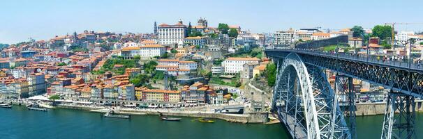 porto famoso histórico ciudad, Portugal. arquitectura de antiguo ciudad. viaje a ribeira y douro río. foto