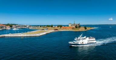 transportar barco flotante abierto mar, transporte transatlántico desde Dinamarca helsingor a Suecia helsinborg. foto