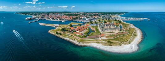 aéreo ver de Kronborg castillo con murallas, revellín guardando el Entrada a el báltico mar foto