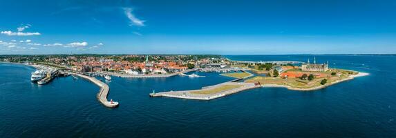 aéreo ver de Kronborg castillo con murallas, revellín guardando el Entrada a el báltico mar foto