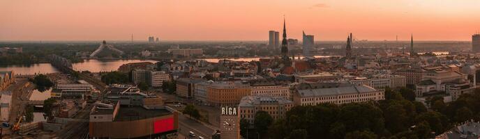 verano puesta de sol en riga, letonia aéreo ver de riga, el capital de Letonia a puesta de sol. foto