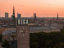 verano puesta de sol en riga, letonia aéreo ver de riga, el capital de Letonia a puesta de sol. foto