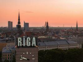 verano puesta de sol en riga, letonia aéreo ver de riga, el capital de Letonia a puesta de sol. foto