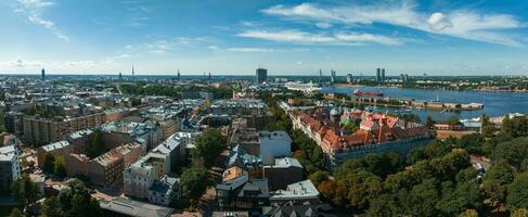 verano puesta de sol en riga, letonia aéreo ver de riga, el capital de Letonia a puesta de sol. foto