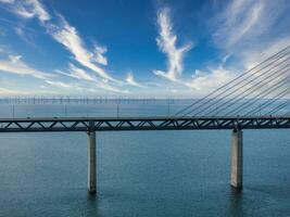 panorámico aéreo cerca arriba ver de oresund puente terminado el báltico mar foto