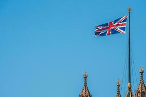 Reino Unido bandera con grande ben y casa de parlamento en el antecedentes foto
