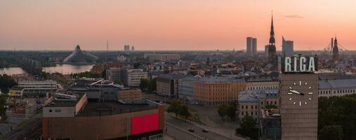verano puesta de sol en riga, letonia aéreo ver de riga, el capital de Letonia a puesta de sol. foto