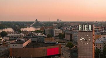 verano puesta de sol en riga, letonia aéreo ver de riga, el capital de Letonia a puesta de sol. foto