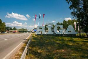 riga firmar a el Entrada a Letonia capital. foto