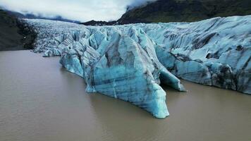 aéreo bajo orbital ver svinafellsjokull glaciar en Islandia 4k 30p video