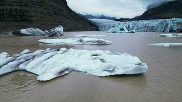 aéreo ver bajo vuelo svinafellsjokull glacial lago en Islandia 4k 30p video