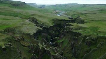 aérien vue - mouche retour de fjadrargljufur canyon dans Islande 4k 30p video