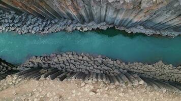 aereo superiore giù Visualizza di sudlagil canyon con basalto colonne e fiume nel Islanda 4k 30p video