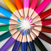 lápices de color en circulo foto