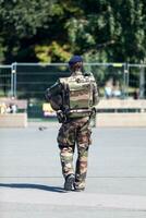 París, Francia - septiembre 01 2016 - francés soldado patrullando a el eiffel torre foto