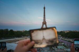 fotografiando el eiffel torre a oscuridad foto