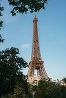 eiffel torre en un soleado Mañana foto