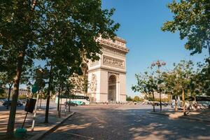 soleado día a el arco Delaware triunfo, París foto