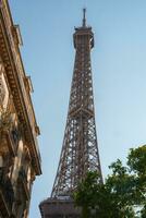 eiffel torre en un soleado día en París foto