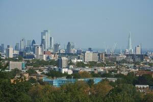 escénico ver de Londres paisaje urbano con azul cielo en antecedentes foto