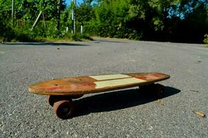 un patineta con un de madera cubierta en el la carretera foto