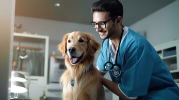 un veterinario en un clínica mirando a un perro foto