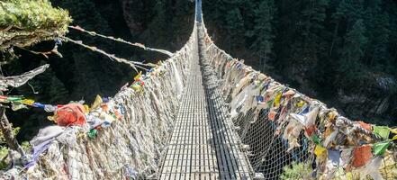 ver de tenzing-hillary puente el final suspensión puente a cruzar antes de entrando nombre bazar en Nepal. un icónico monumento puente durante Everest base acampar caminatas foto