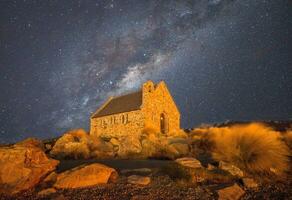 lechoso camino terminado el Iglesia de el bueno pastor en estrellado noche de nuevo zelanda foto