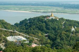 el pagoda en sagaing colina el sagrado montañas en sagacidad, myanmar. foto