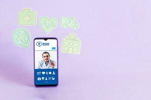 médico en línea concepto. icono médico mediante el teléfono pantalla. en línea médico clínica comunicación con paciente. foto