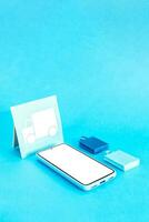 en línea compras y envío. entrega concepto. inteligente teléfono y papel formas en azul antecedentes. foto