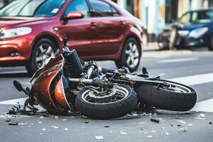 coche y motocicleta accidente a el intersección, accidente seguro. generativo ai foto