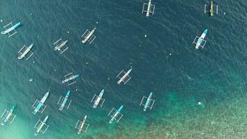 aéreo ver de filas de pescar barcos en el mar foto