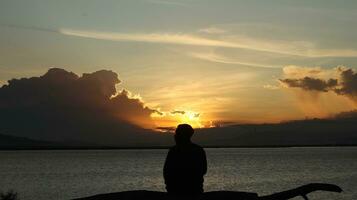 silueta de hombre en el lago foto