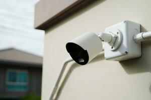 cctv seguridad cámara sistema al aire libre en privado casa o aldea, cerrado circuito televisión sistema. foto