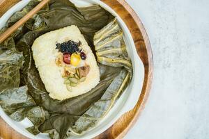 yeonnipbap, coreano loto hoja arroz, glutinoso arroz, fechas, y castañas envuelto en un loto hoja y al vapor en un buque de vapor. en el pasado, esta plato estaba hecho y consumado por budista monjes, foto