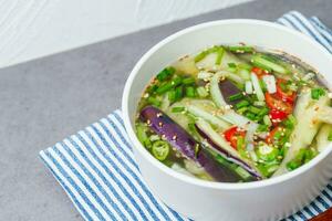 oinaengguk, coreano enfriado Pepino sopa, preparado con en juliana, sazonado Pepino en un frio caldo hecho con soja salsa, ajo, y vinagre. eso es un popular verano plato. foto